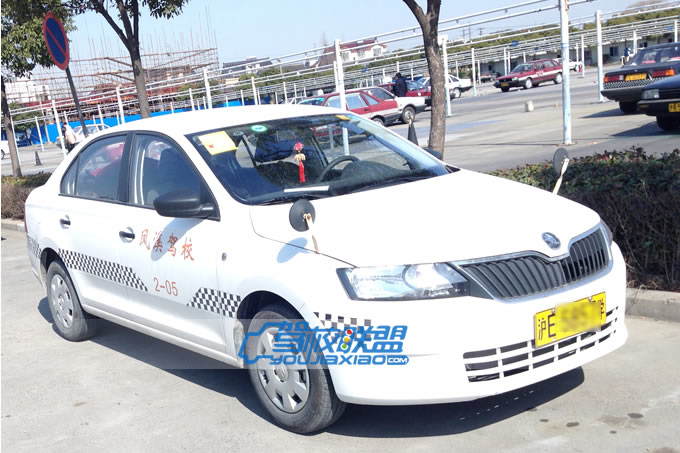 鳳溪駕校教練車