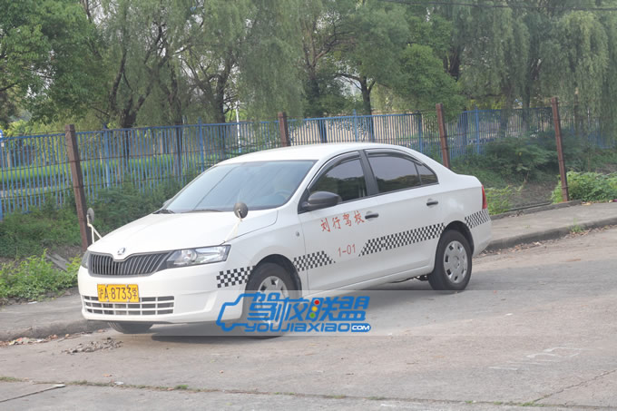 劉行駕校自動擋教練車