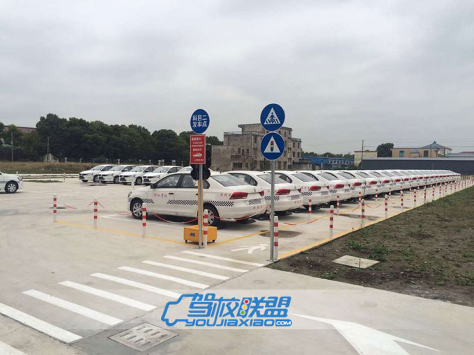 明松駕校教練車