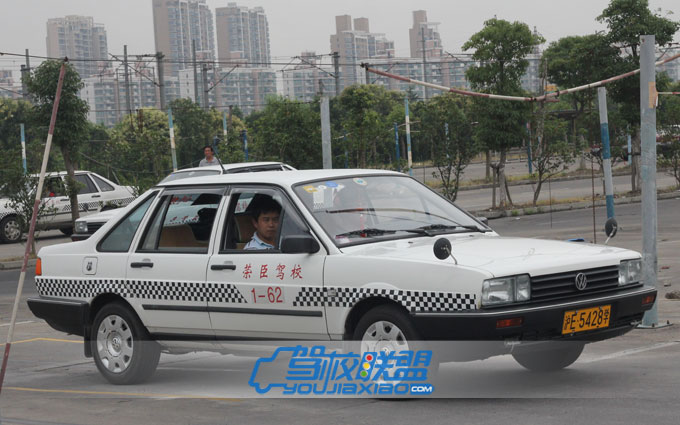 榮臣駕校教練正在指導學員