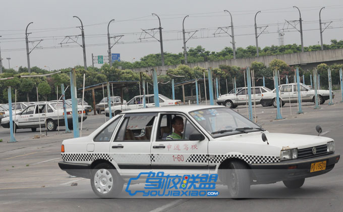 申通駕校教練正在車內(nèi)指導(dǎo)學(xué)員倒車入庫
