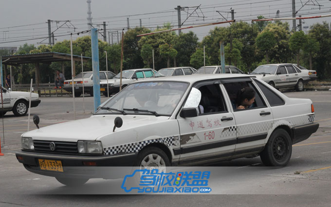 申通駕校學(xué)員正在練習(xí)倒車入庫