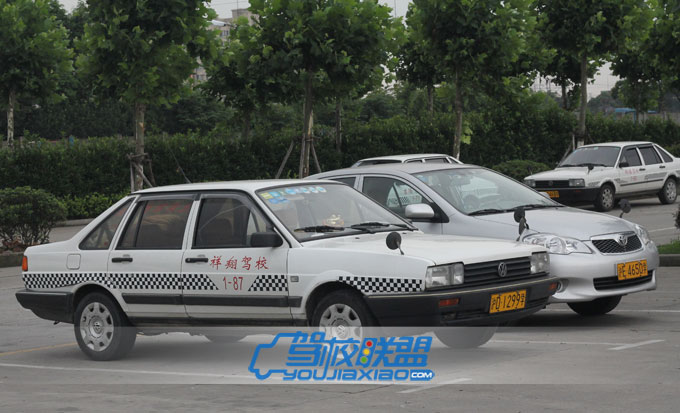 祥翔駕校-倒車入庫(kù)訓(xùn)練中