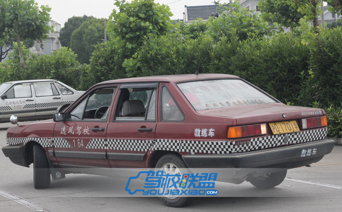 逸風駕校-倒車入庫訓練中
